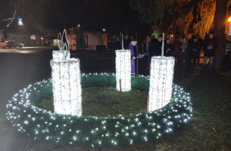 Poziv na paljenje adventskih svijeća na Trgu Svetog Petra i Pavla u Petrijancu
