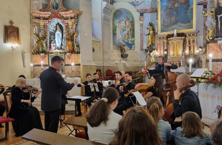 Hrvatski komorni orkestar održao koncert u Crkvi sv. Petra i Pavla u Petrijancu