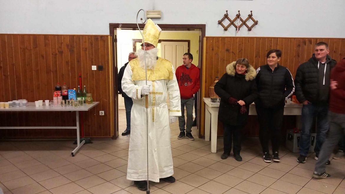 Sveti Nikola u organizaciji udruge “Petrajski kurent” obišao društvene domove