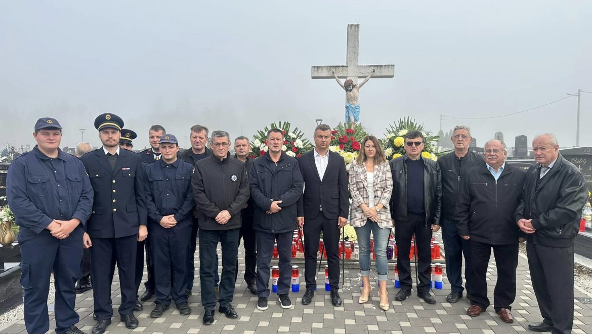 Polaganjem vijenaca obilježen blagdan Svih svetih