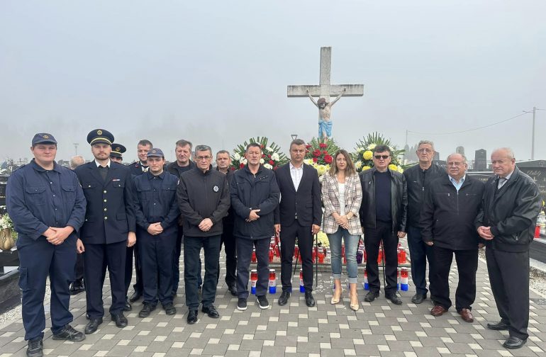 Polaganjem vijenaca obilježen blagdan Svih svetih