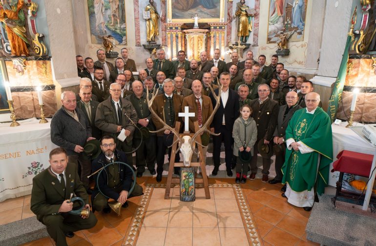 POVODOM OBILJEŽAVANJA SVETOG HUBERTA ODRŽANA SVETA MISA U PETRIJANCU