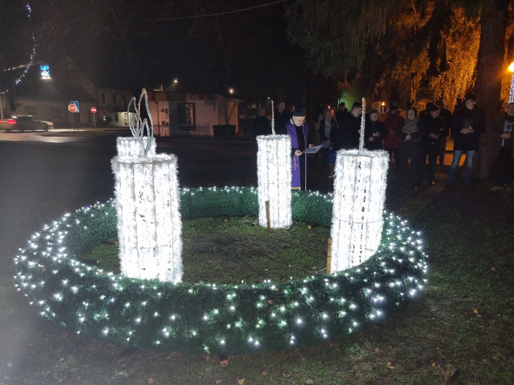 Poziv na paljenje adventskih svijeća na Trgu Svetog Petra i Pavla u Petrijancu