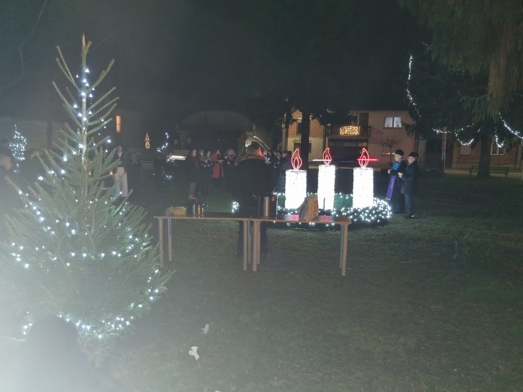 Upaljena četvrta adventska svijeća