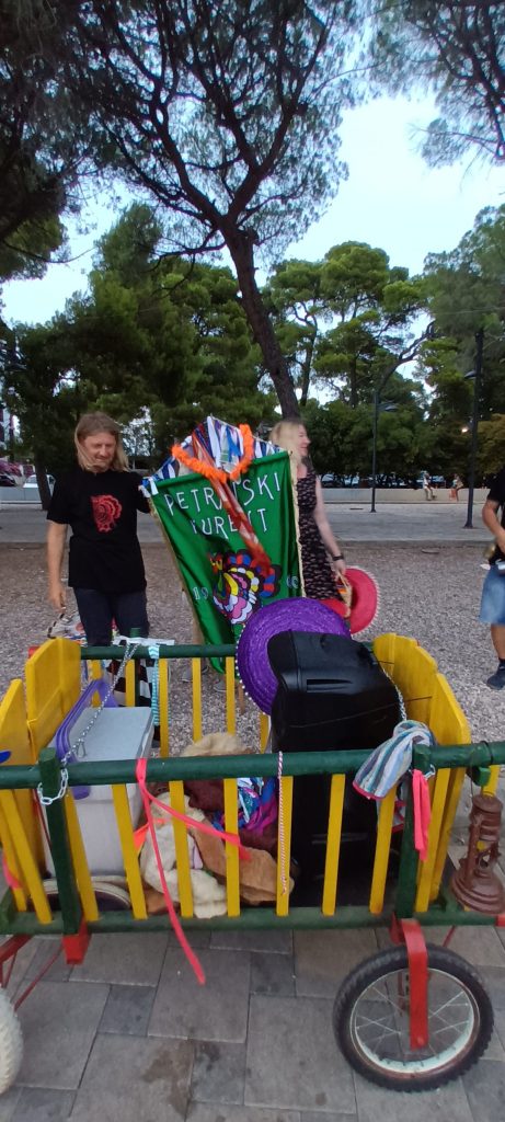 Udruga maškara Petrajski kurent sudjelovala na Ljetnom karnevalu u Biogradu na moru
