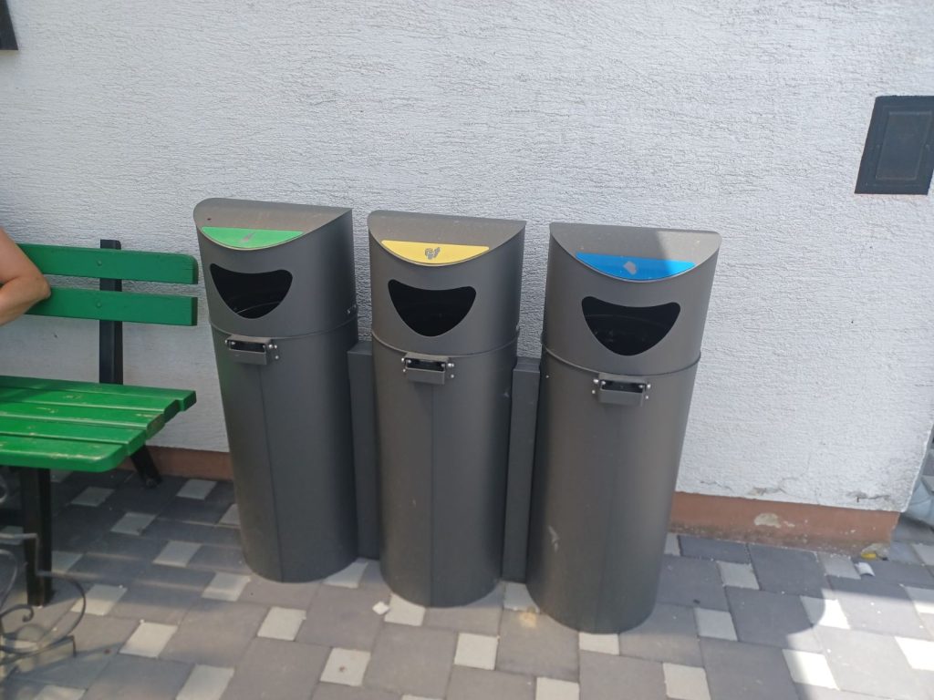 Postavljene kante u parkovima i dječjim igralištima za sortiranje otpada, kontenjeri za besplatno odlaganje tekstila i odjeće, podijeljeni komposteri a nove kante očekuju i škola te vrtić