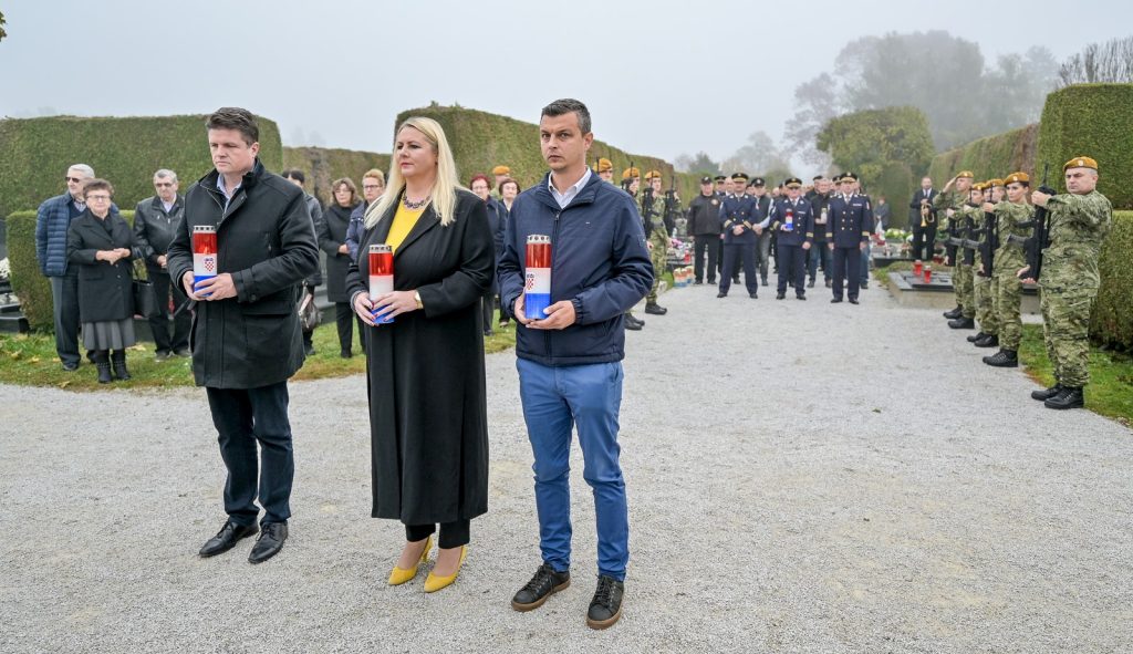 Na gradskom groblju u Varaždinu odana počast preminulima, izaslanstva Varaždinske županije, Grada Varaždina, PU varaždinske te članovi udruga branitelja položili vijence i zapalili svijeće