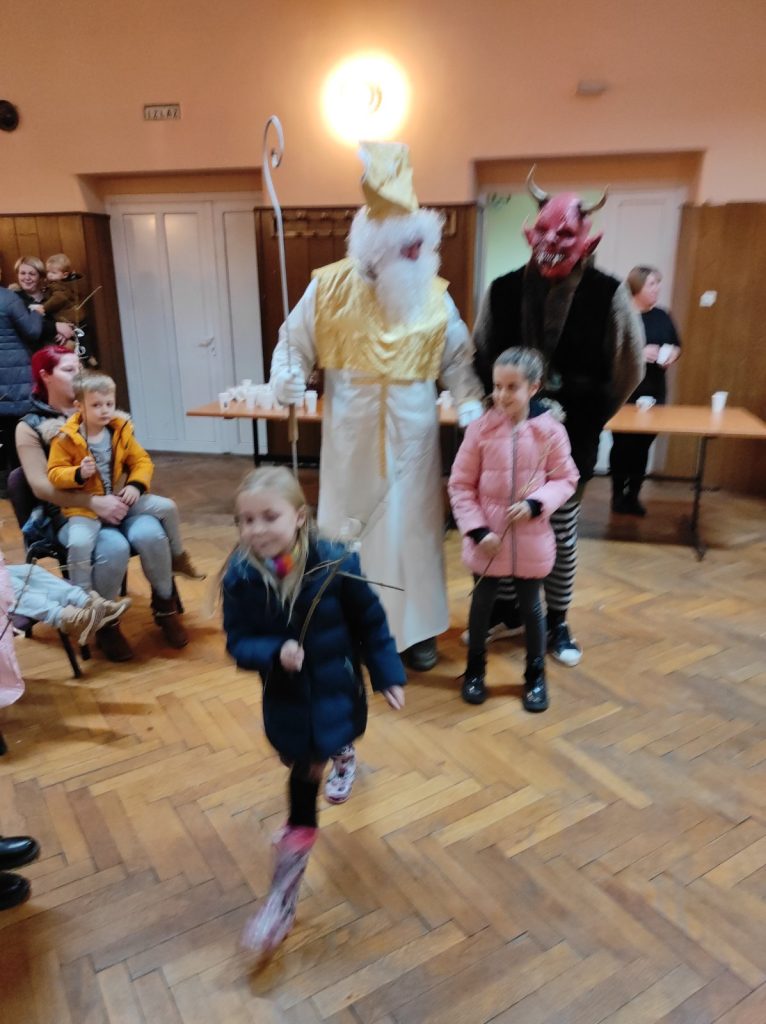 Sveti Nikola u organizaciji udruge “Petrajski kurent” obišao društvene domove