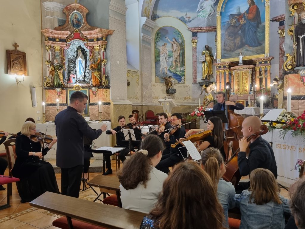 Hrvatski komorni orkestar održao koncert u Crkvi sv. Petra i Pavla u Petrijancu
