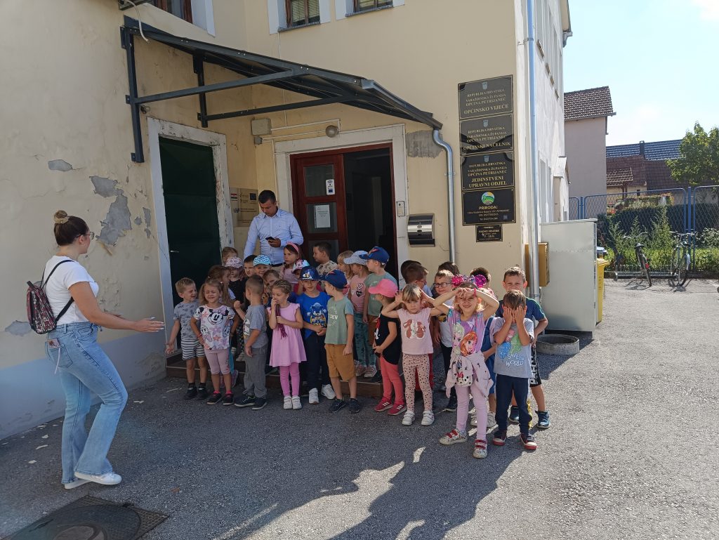 Projekt „Zanimanja roditelja“ u Dječjem vrtiću “Bambi” Petrijanec: „Srčeka“ posjetile Općinu Petrijanec