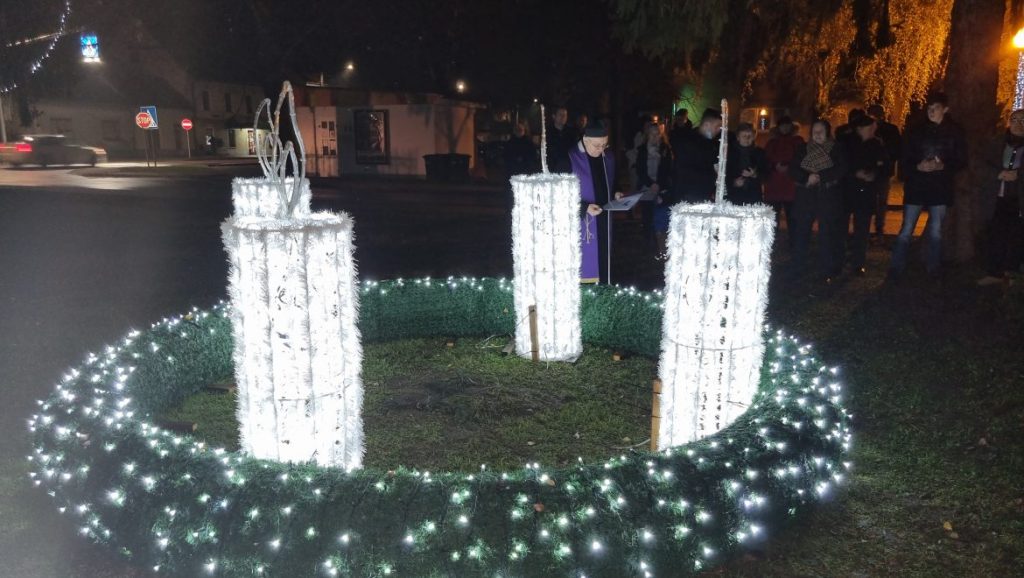 Poziv na paljenje adventskih svijeća na Trgu Svetog Petra i Pavla u Petrijancu