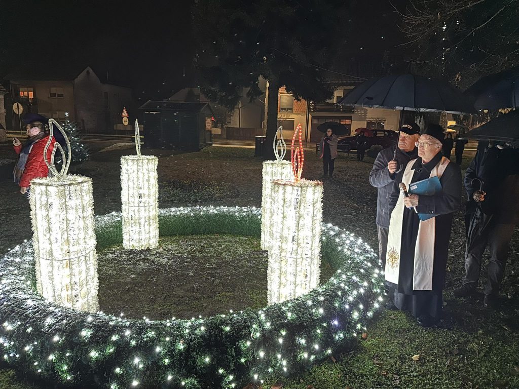 Upaljena prva adventska svijeća u Petrijancu