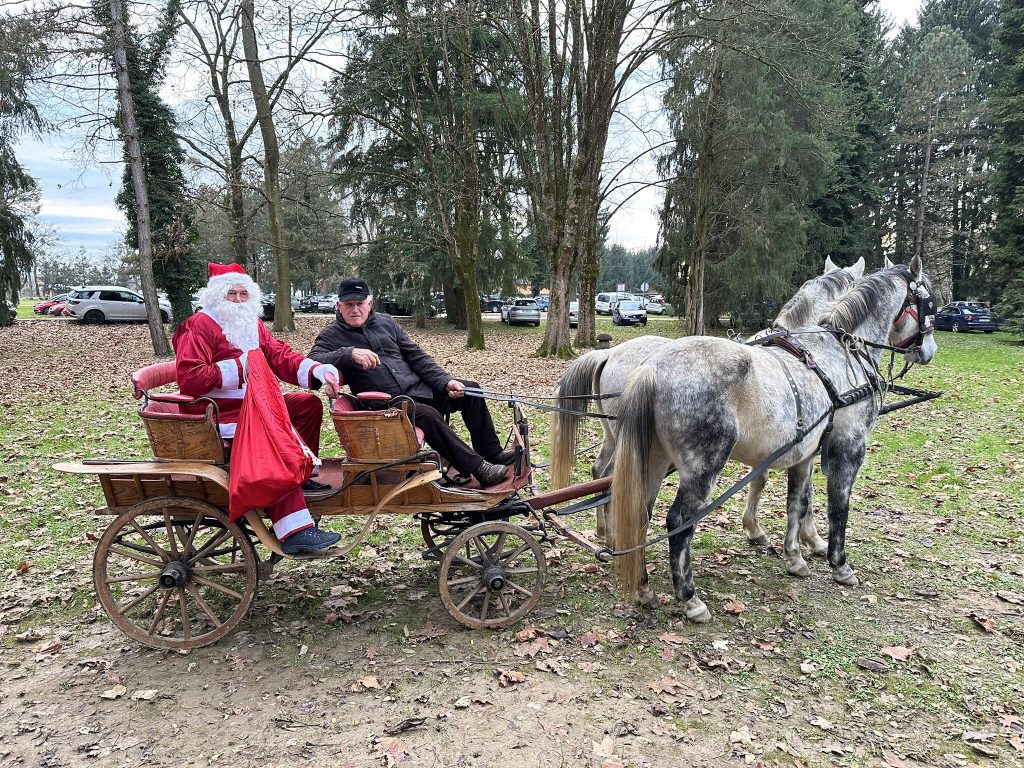 Veselo na Adventu u Zelendvoru: djeca kitila bor, a stigao i Djed Mraz