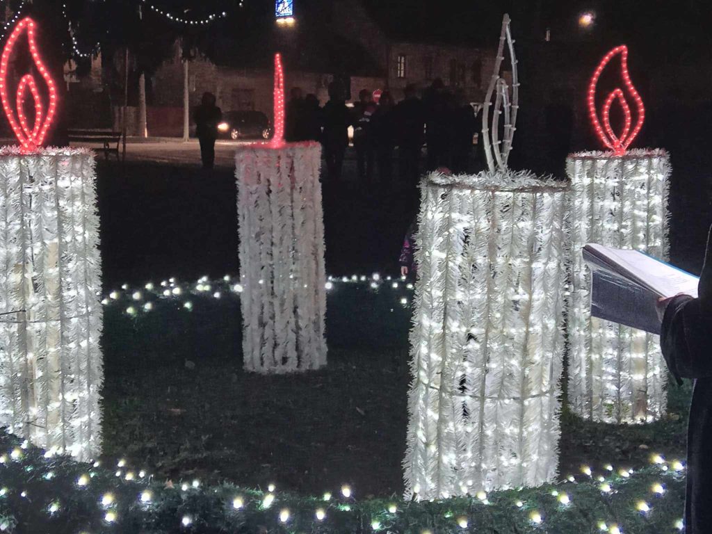 Na adventskom vijencu upaljena treća adventska svijeća