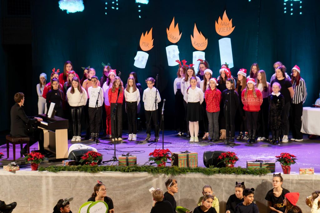 Sveti Nikola darivao djecu u Općini Petrijanec a učenici OŠ Petrijanec svečanom Adventskom priredbom oduševili su mnogobrojne posjetitelje