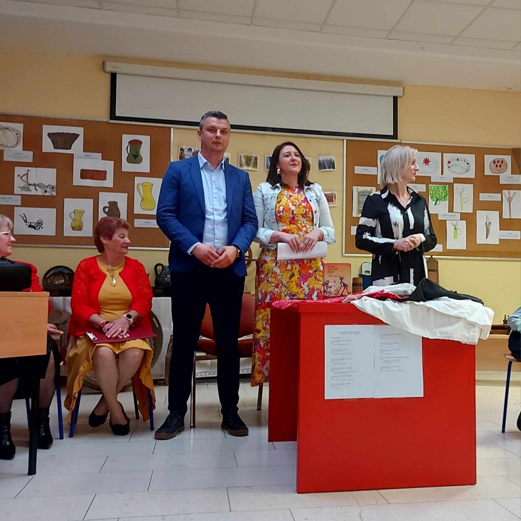 OŠ PETRIJANEC: Ususret Uskrsu čitali smo uz glazbu i izložbu “Kak je negda bilo”
