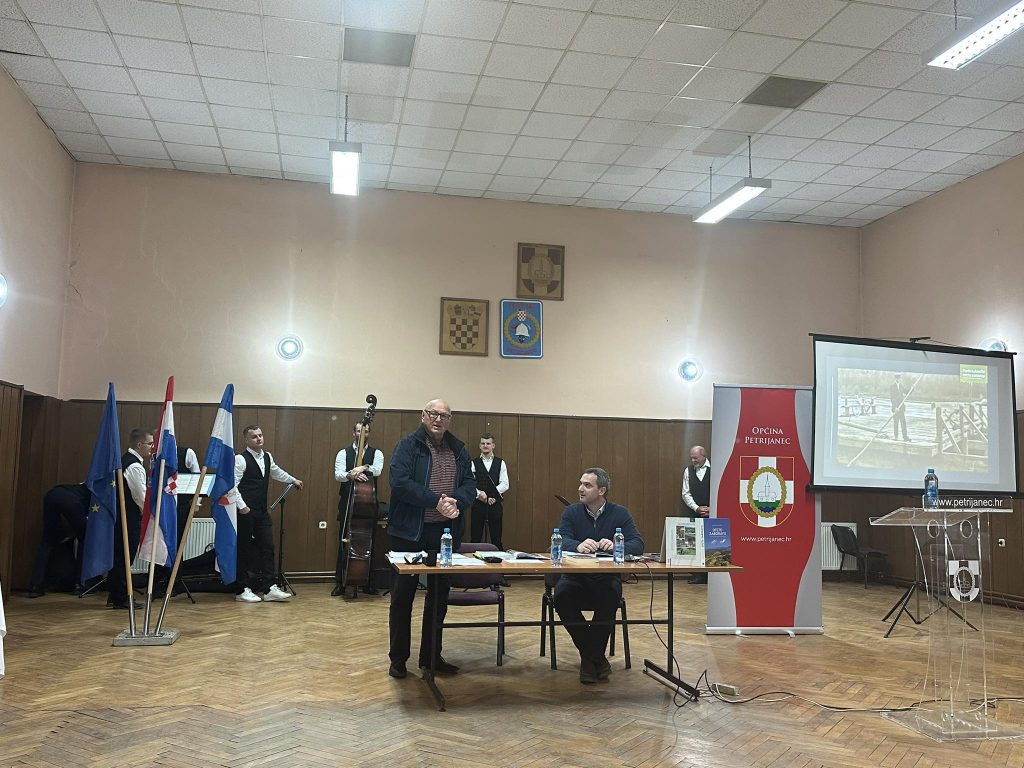 U DRUŠTVENOM DOMU U PETRIJANCU PREDSTAVLJENA KNJIGA „OTETO ZABORAVU – SJEVERNO HRVATSKE PUTOSITNICE „