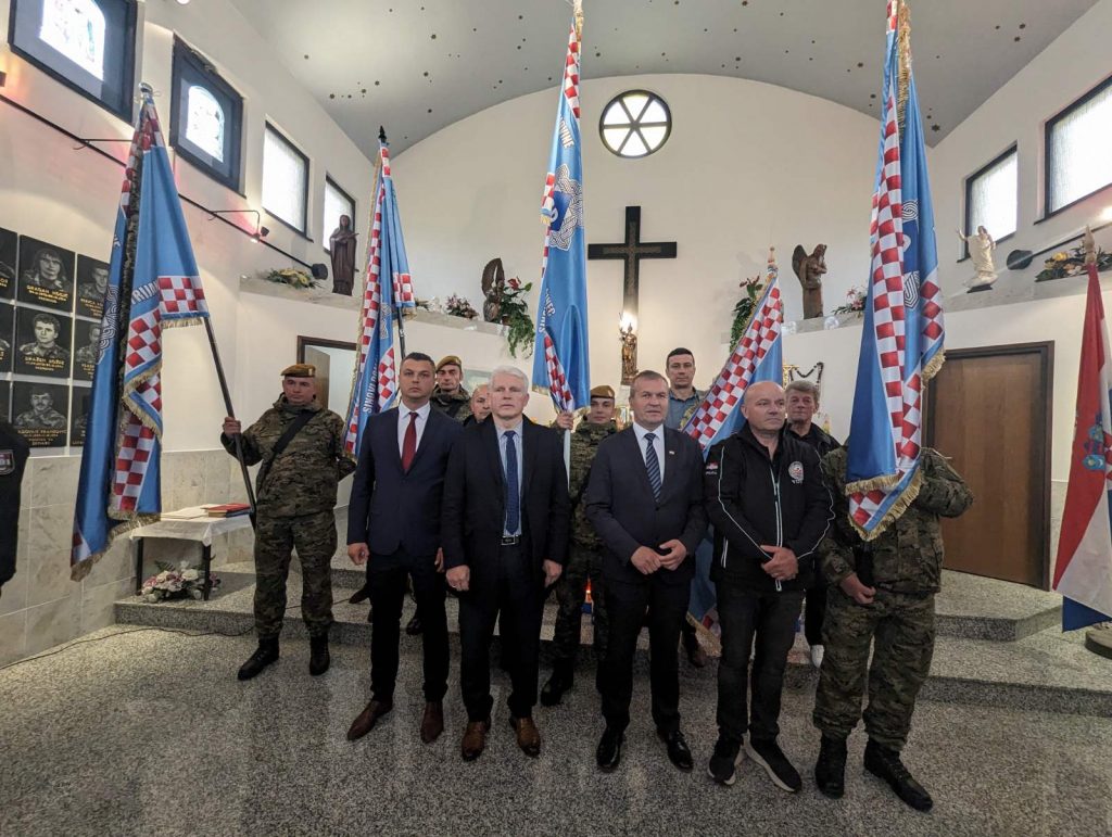 SINOVI DOMOVINE PETRIJANEC KRSTILI ZASTAVU