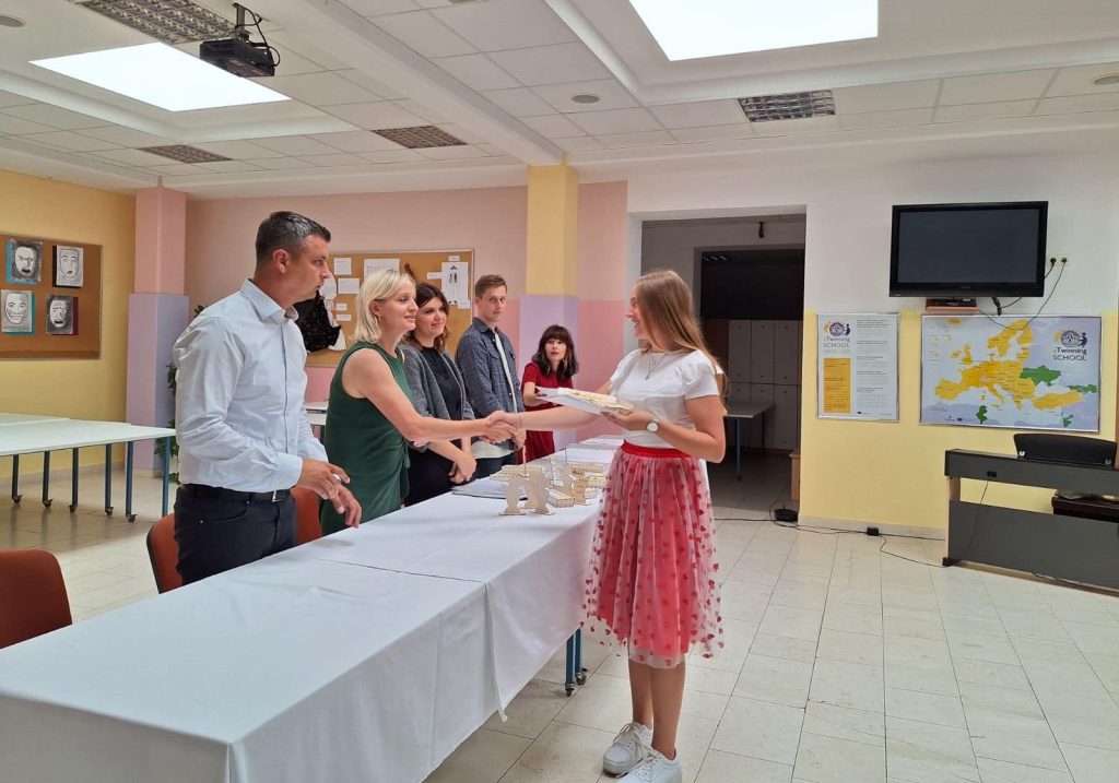 Osmaši Onovne škole Petrijanec primili svoje svjedodžbe, pohvalnice i nagrade