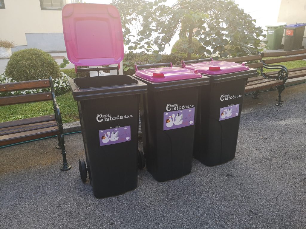Preuzimanje ljubičastih kanti za pelene