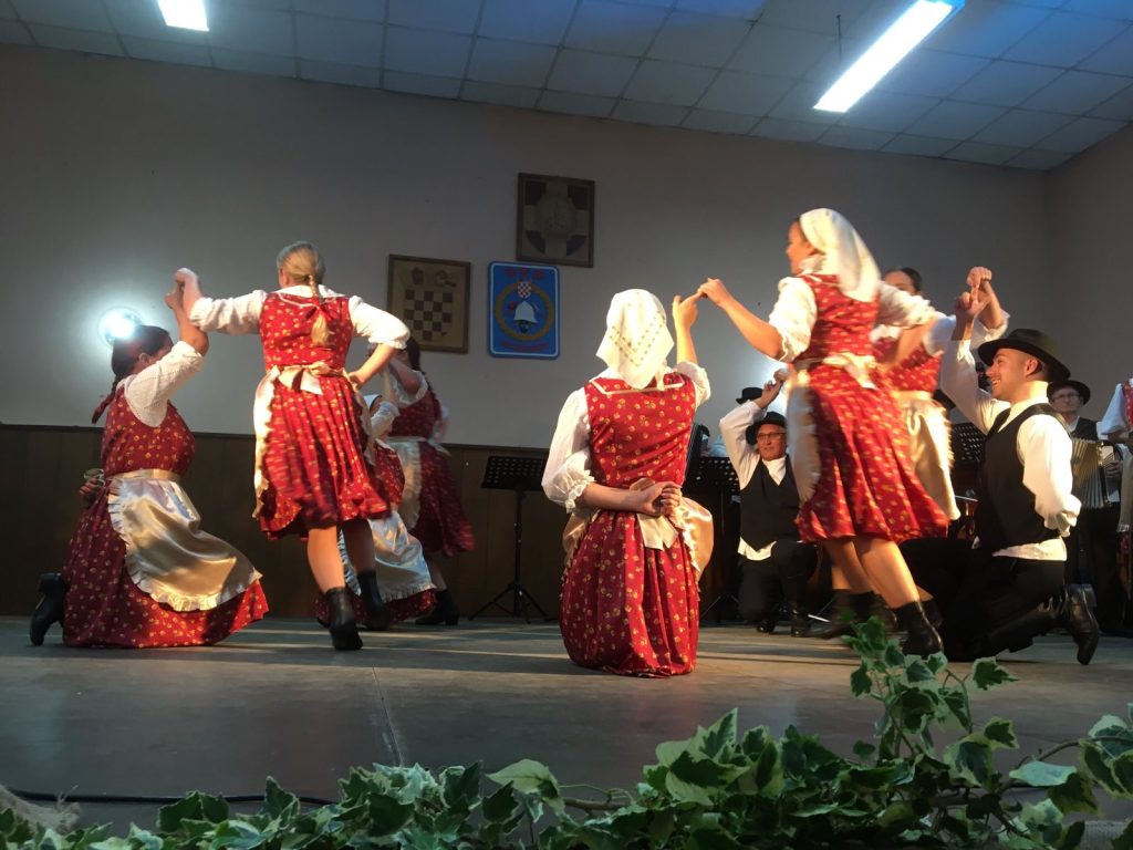 Održana “Večer folklora”