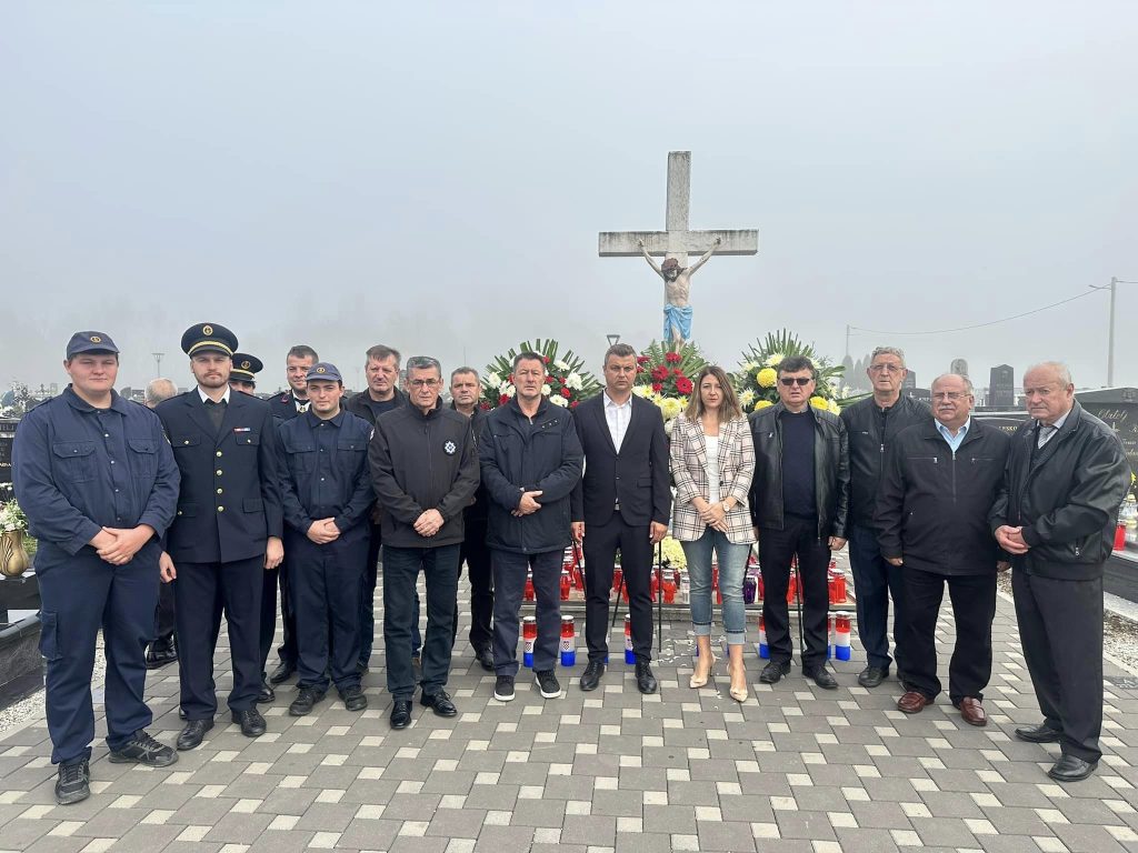 Polaganjem vijenaca obilježen blagdan Svih svetih