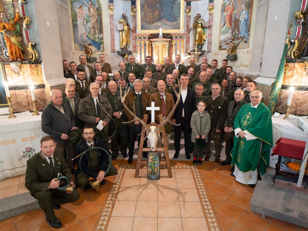 POVODOM OBILJEŽAVANJA SVETOG HUBERTA ODRŽANA SVETA MISA U PETRIJANCU