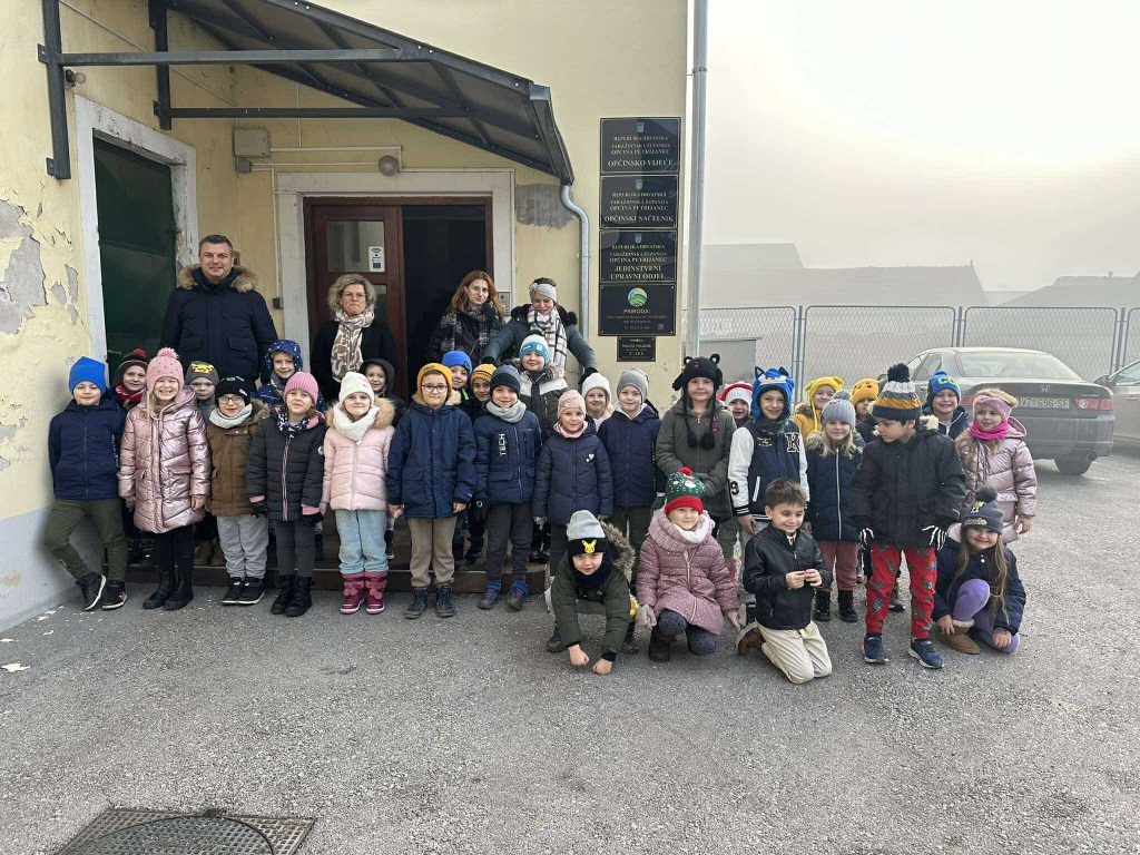MALIŠANI IZ DJEČJEG VRTIĆA “BAMBI” PETRIJANEC ČESTITALI BOŽIĆ DJELATNICIMA OPĆINE PETRIJANEC