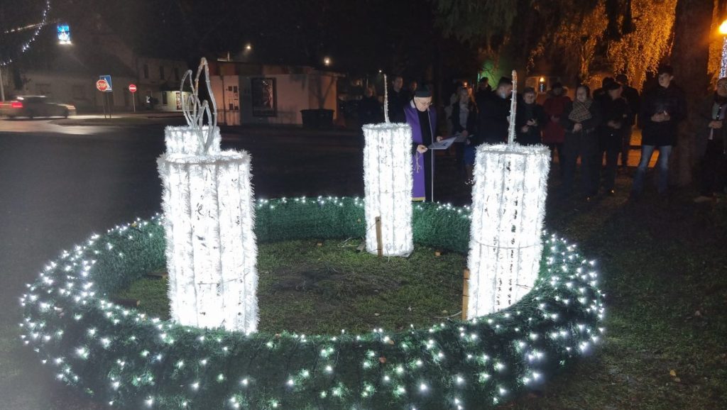 Poziv na paljenje druge adventske svijeće na Trgu Svetog Petra i Pavla u Petrijancu