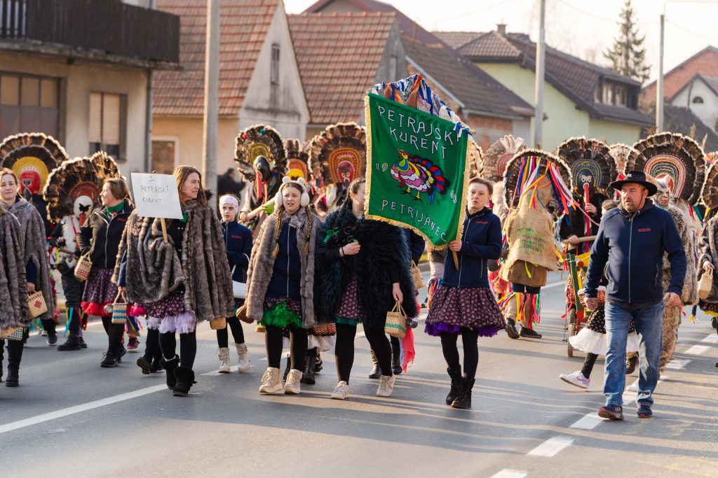 ODRŽAN 7. MEĐUNARODNI FAŠNIK U PETRIJANCU U ORGANIZACIJI “PETRAJSKOG KURENTA”