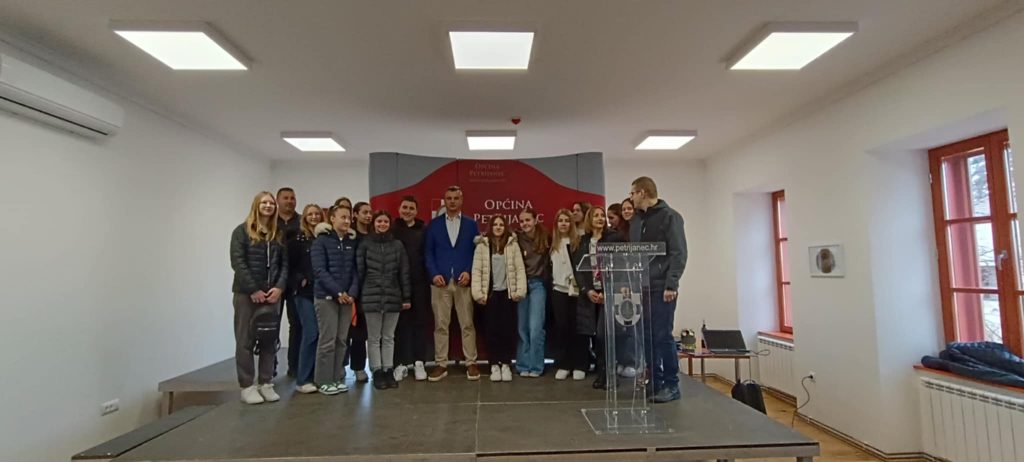 Velečasni Ivica Gladoić i mladi Župe Kalinovac i Budrovac u posjeti Općini Petrijanec