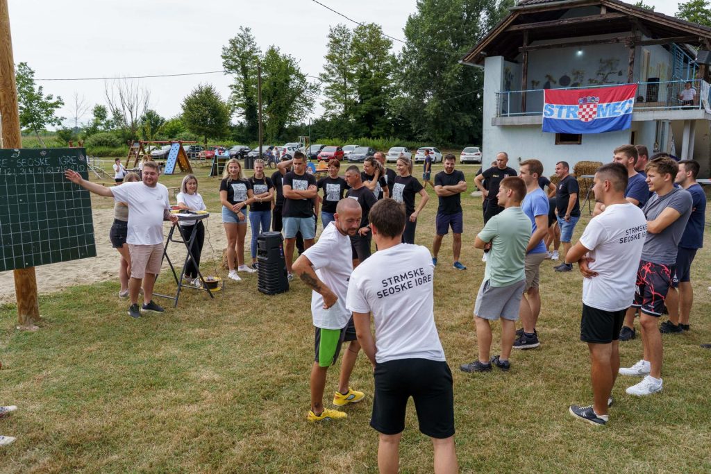 5. Strmske seoske igre okupile mlado i staro: skakalo se u vreći, bacao panj, ispijao gemišt