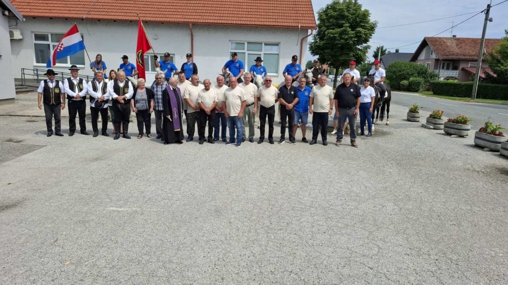 KONJIČKIM MIMOHODOM KROZ PETRIJANEC TE POLAGANJEM VIJENACA ODANA POČAST HRVATSKIM BRANITELJIMA