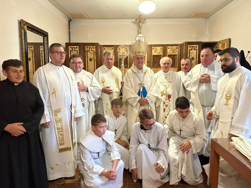 BLAGOSLOVLJEN OLTAR SVETE ROZALIJE, ISPOVJEDAONICA U CRKVI SVETOG PETRA I PAVLA I KNJIŽNICA PASTORALNOG CENTRA U PETRIJANCU