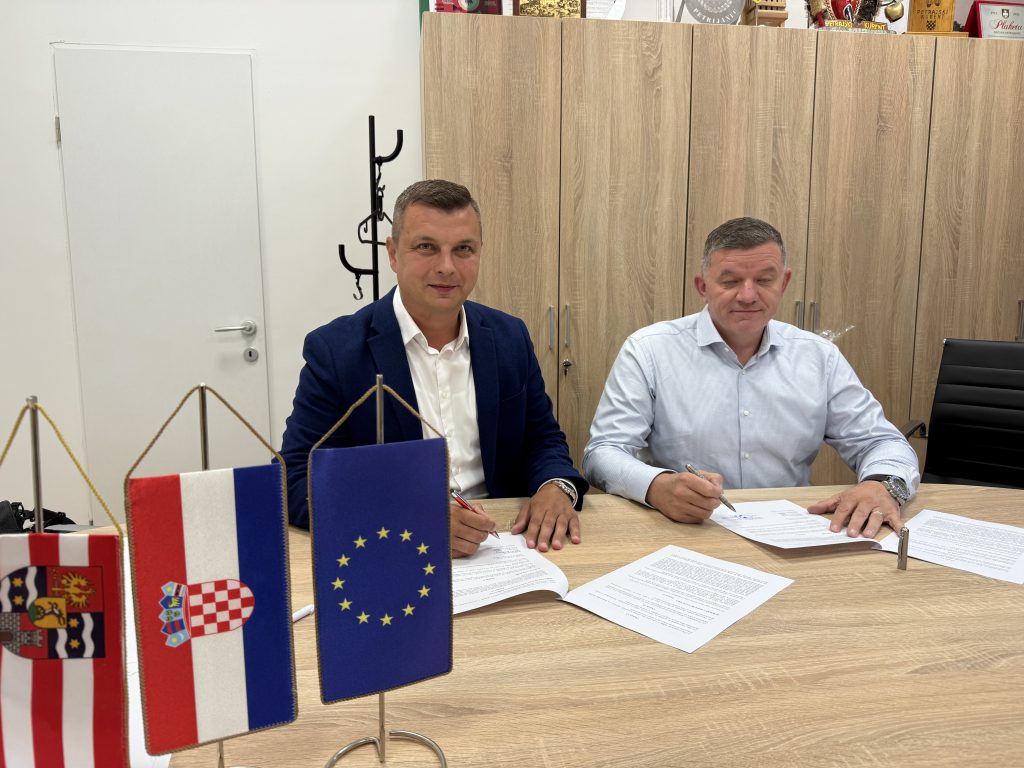 Potpisan ugovor o izvođenju radova za park dr. Stjepana Bratka u Družbincu – osigurano sufinanciranje Ministarstva graditeljstva i Fonda za zaštitu okoliša