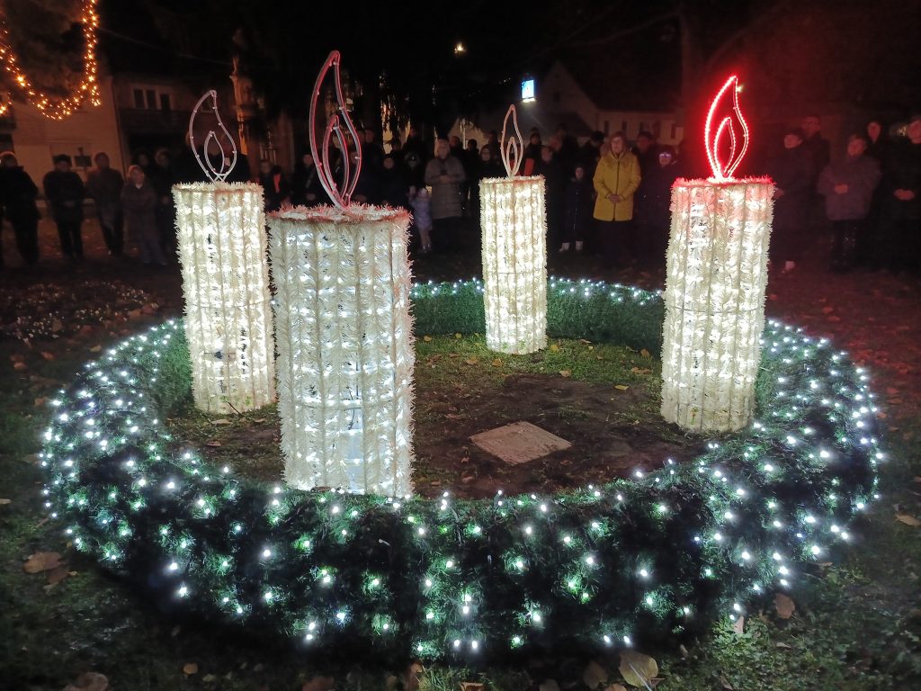 Upaljena prva adventska svijeća