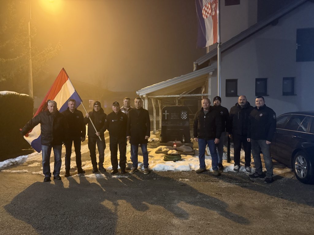 Odana počast poginulim braniteljima na 34. obljetnicu međunarodnog priznanja republike hrvatske – zapaljene svijeće u Novoj Vesi Petrijanečkoj