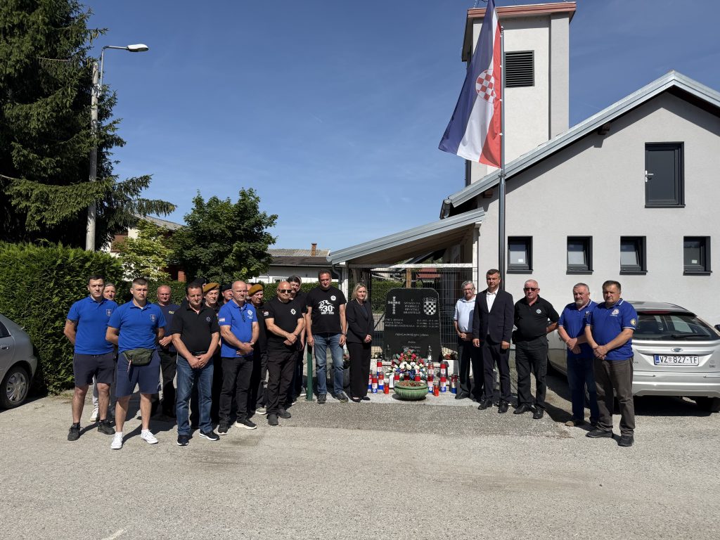 OBILJEŽEN DAN DRŽAVNOSTI PALJENJEM SVIJEĆA KOD SPOMEN OBILJEŽJA U NOVOJ VESI PETRIJANEČKOJ