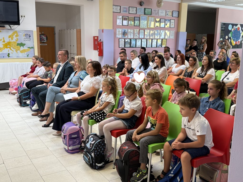 Načelnik Željko Posavec i Valerija Đurasek, ravnateljica dočekali čestitali prvi dan škole